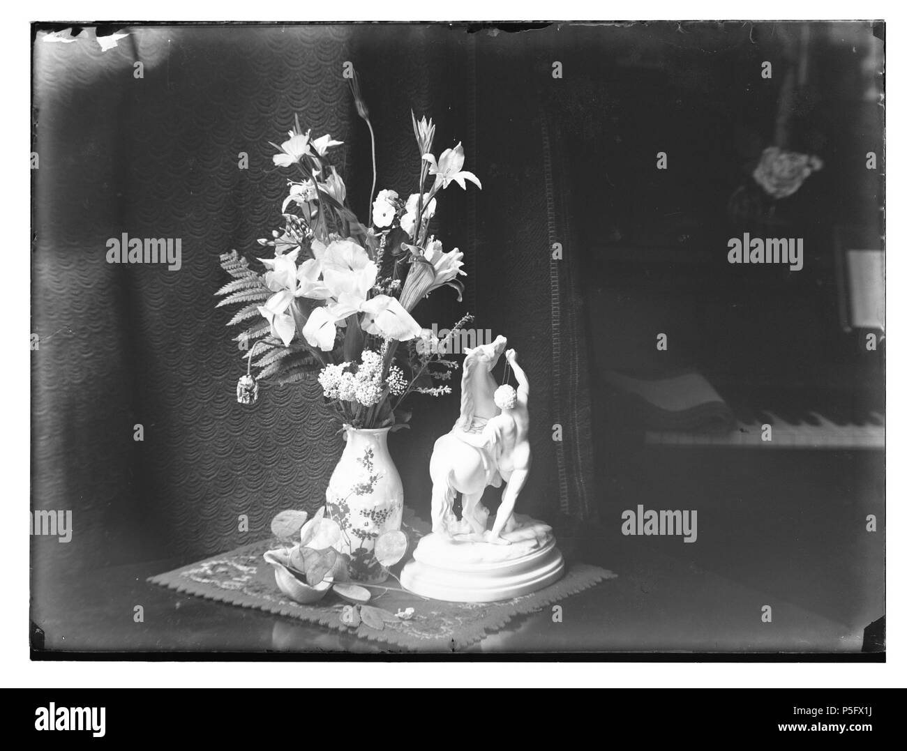 N/A. Nederlands: Beschrijving Dieren en planten Bouquet incontrato beeldje Documenttype foto Vervaardiger Olie'', Jacob (1834-1905) Collectie Collectie Giacobbe Olie Jbz. Datering 1 juli 1898 Inventarissen http://stadsarchief.amsterdam.nl/archief/10019 Afbeeldingsbestand 010019001173 generato con Dememorixer . 1 luglio 1898. Giacobbe Olie (1834-1905) nomi alternativi Giacobbe Olie Jbz. Giacobbe Olie Jbzn. Descrizione fotografo olandese Data di nascita e morte 19 Ottobre 1834 25 aprile 1905 Luogo di nascita e morte Amsterdam Amsterdam periodo di lavoro lavoro 1847-1905 posizione Amsterdam (1847-1905), Abcoude Foto Stock