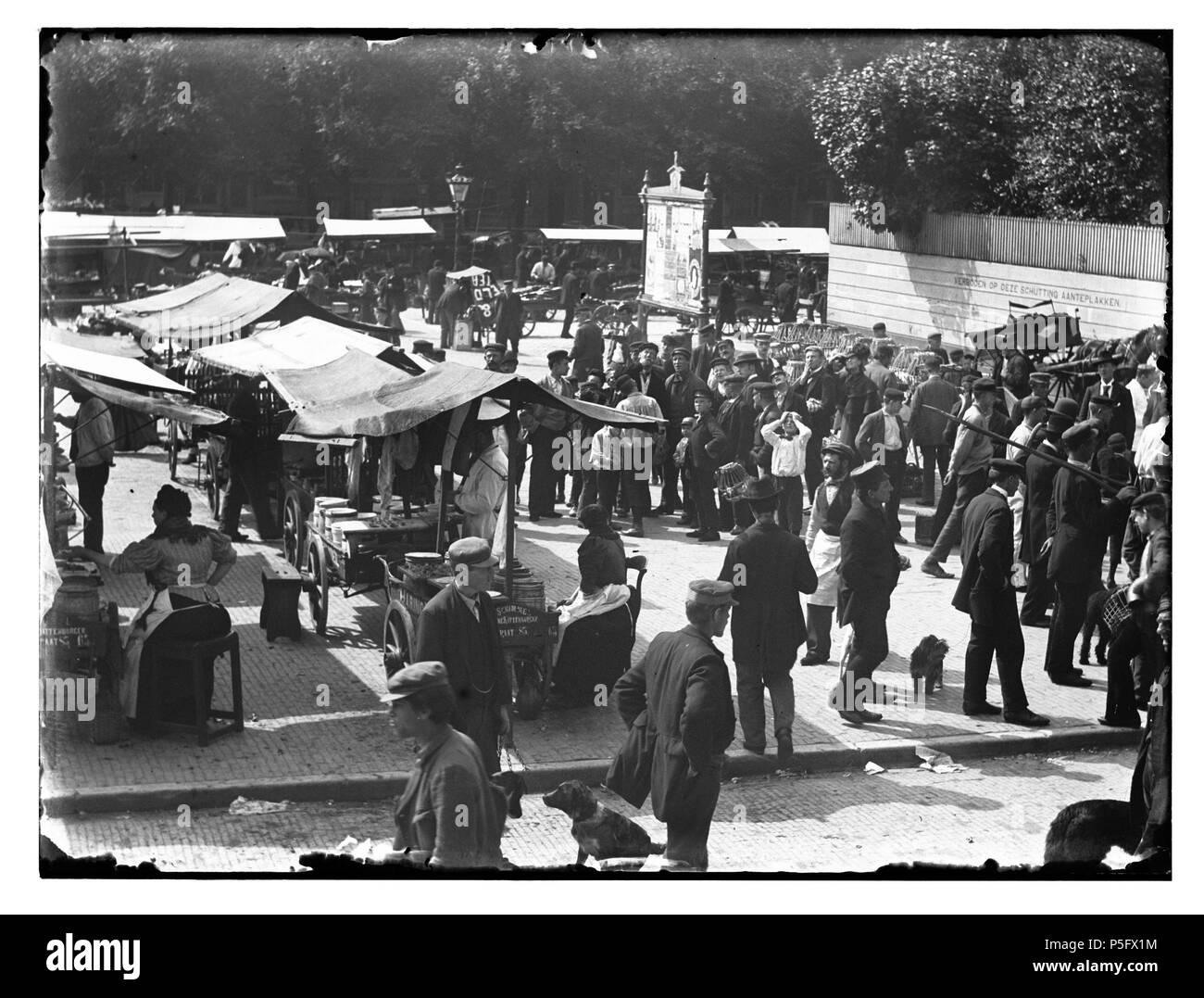 N/A. Nederlands: Beschrijving Amstelveld-westzijde Marktgezicht. Rechts è schutting Amstelkerk'', op de achtergrond è de Prinsengracht. Documenttype foto Vervaardiger Olie'', Jacob (1834-1905) Collectie Collectie Giacobbe Olie Jbz. Datering 20 juli 1898 Geografische naam Amstelveld Inventarissen http://stadsarchief.amsterdam.nl/archief/10019 Afbeeldingsbestand 010019001179 generato con Dememorixer . Il 20 luglio 1898. Giacobbe Olie (1834-1905) nomi alternativi Giacobbe Olie Jbz. Giacobbe Olie Jbzn. Descrizione fotografo olandese Data di nascita e morte 19 Ottobre 1834 25 aprile 1905 località o Foto Stock