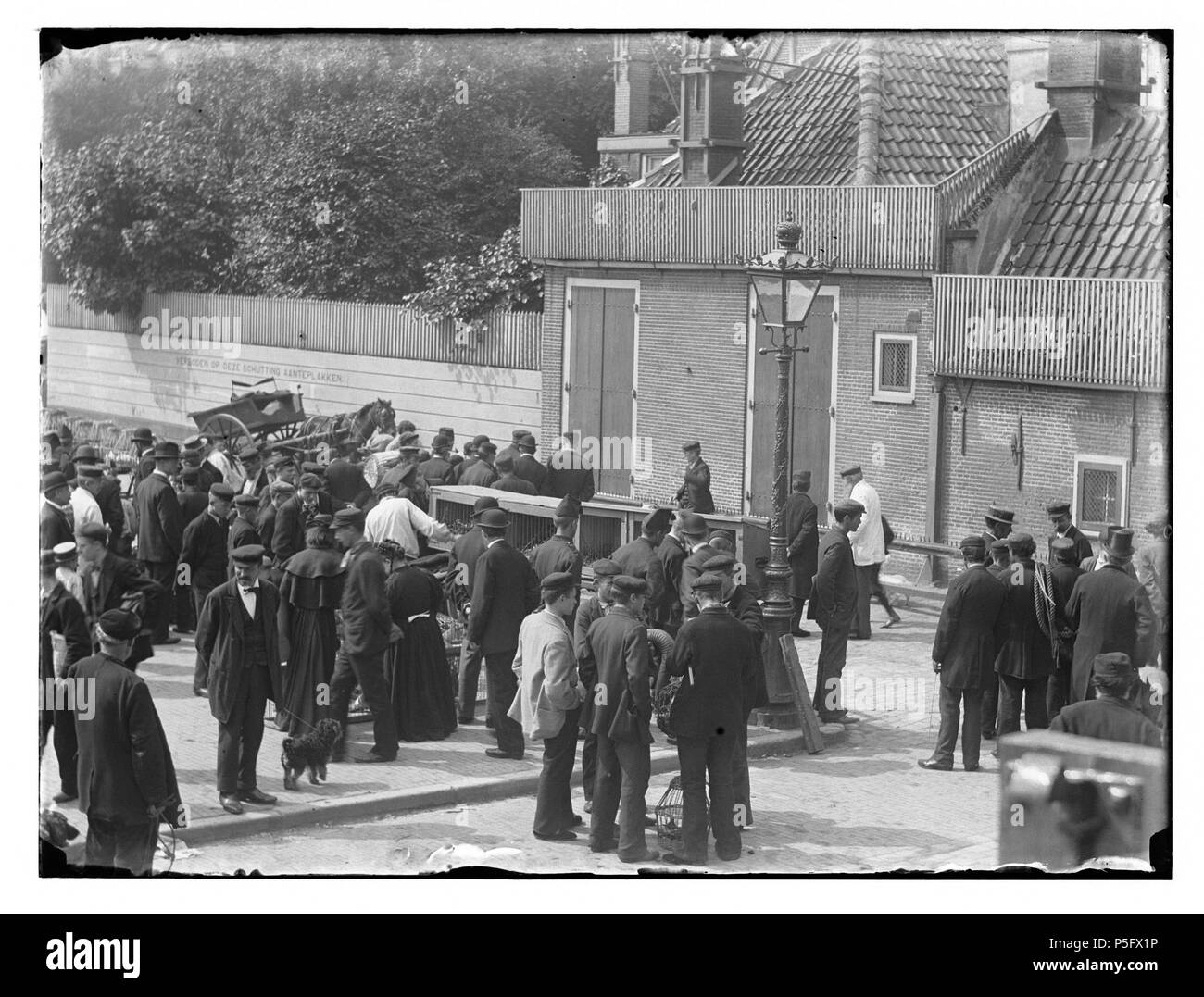 N/A. Nederlands: Beschrijving Amstelveld-westzijde Documenttype foto Vervaardiger Olie'', Jacob (1834-1905) Collectie Collectie Giacobbe Olie Jbz. Datering 20 juli 1898 Geografische naam Amstelveld Inventarissen http://stadsarchief.amsterdam.nl/archief/10019 Afbeeldingsbestand 010019001178 generato con Dememorixer . Il 20 luglio 1898. Giacobbe Olie (1834-1905) nomi alternativi Giacobbe Olie Jbz. Giacobbe Olie Jbzn. Descrizione fotografo olandese Data di nascita e morte 19 Ottobre 1834 25 aprile 1905 Luogo di nascita e morte Amsterdam Amsterdam periodo di lavoro lavoro 1847-1905 posizione Amsterdam (1847- Foto Stock