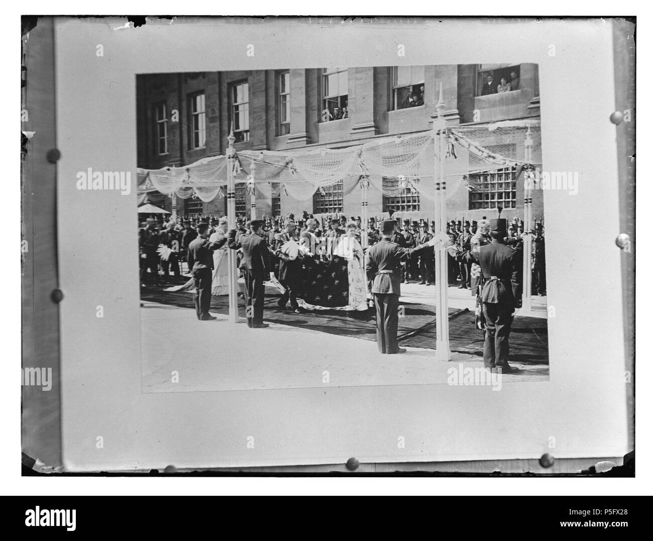 N/A. Nederlands: Beschrijving Dam-westzijde Tijdens inhuldiging H.M. Koningin Wilhelmina. Documenttype foto Vervaardiger Olie'', Jacob (1834-1905) Collectie Collectie Giacobbe Olie Jbz. Datering settembre 1898 Geografische naam Dam westzijde Inventarissen http://stadsarchief.amsterdam.nl/archief/10019 Afbeeldingsbestand 010019001214 generato con Dememorixer . Settembre 1898. Giacobbe Olie (1834-1905) nomi alternativi Giacobbe Olie Jbz. Giacobbe Olie Jbzn. Descrizione fotografo olandese Data di nascita e morte 19 Ottobre 1834 25 aprile 1905 Luogo di nascita e morte Amsterdam Amsterdam lavoro p Foto Stock