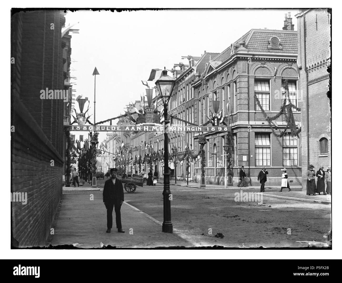 N/A. Nederlands: Beschrijving Eerste Jacob van Campenstraat 59-57-55 enz. (V.r.n.l.'',rechts) Ferdinand Bolstraat'', gezien naar Ruysdaelkade. Versiering tgv de inhuldiging van H.M. Koningin Wilhelmina. Documenttype foto Vervaardiger Olie'', Jacob (1834-1905) Collectie Collectie Giacobbe Olie Jbz. Datering settembre 1898 Geografische naam Eerste Jacob van Campenstraat Inventarissen http://stadsarchief.amsterdam.nl/archief/10019 Afbeeldingsbestand 010019001198 generato con Dememorixer . Settembre 1898. Giacobbe Olie (1834-1905) nomi alternativi Giacobbe Olie Jbz. Giacobbe Olie Jbzn. De Foto Stock