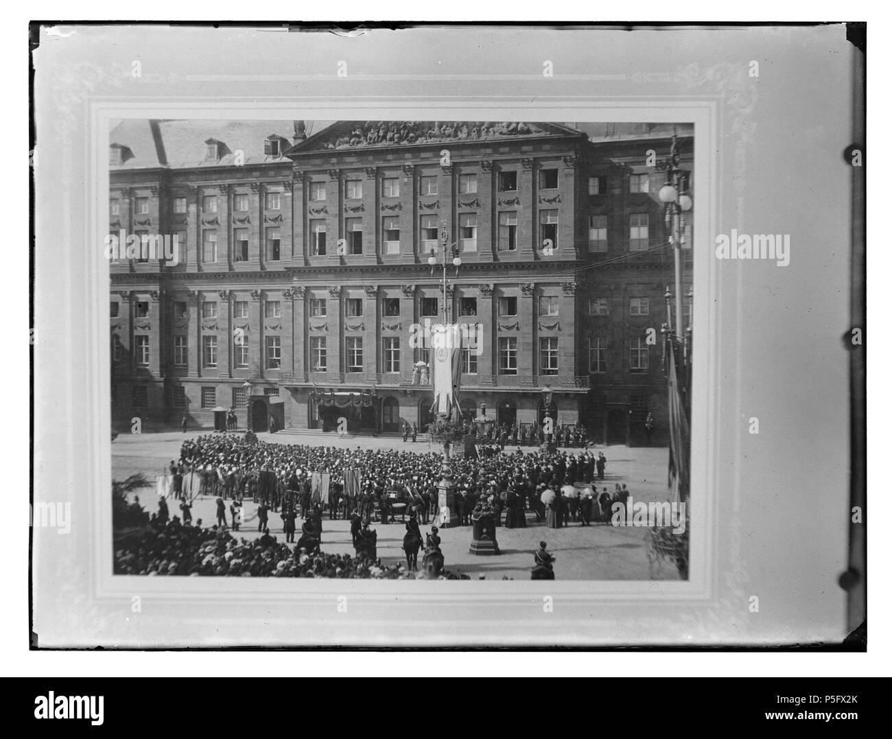 N/A. Nederlands: Beschrijving Dam-westzijde Reproductie naar een anonieme foto. Inhuldiging H.K.H. Koningin Wilhelmina. De koninginnen op het balkon van het Koninklijk Paleis (midden) tijdens de aubade. Documenttype foto Vervaardiger Olie'', Jacob (1834-1905) Collectie Collectie Giacobbe Olie Jbz. Datering 7 settembre 1898 Geografische naam Dam westzijde Inventarissen http://stadsarchief.amsterdam.nl/archief/10019 Afbeeldingsbestand 010019001211 generato con Dememorixer . Il 7 settembre 1898. Giacobbe Olie (1834-1905) nomi alternativi Giacobbe Olie Jbz. Giacobbe Olie Jbzn. Descrizione olandese Foto Stock