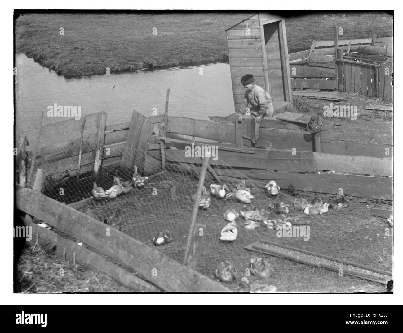 N/A. Nederlands: Beschrijving Durgerdam Documenttype foto Vervaardiger Olie'', Jacob (1834-1905) Collectie Collectie Giacobbe Olie Jbz. Datering 23 maart 1899 Geografische naam Durgerdam Inventarissen http://stadsarchief.amsterdam.nl/archief/10019 Afbeeldingsbestand 010019001221 generato con Dememorixer . Il 23 marzo 1899. Giacobbe Olie (1834-1905) nomi alternativi Giacobbe Olie Jbz. Giacobbe Olie Jbzn. Descrizione fotografo olandese Data di nascita e morte 19 Ottobre 1834 25 aprile 1905 Luogo di nascita e morte Amsterdam Amsterdam periodo di lavoro lavoro 1847-1905 posizione Amsterdam (1847-1905), ABC Foto Stock