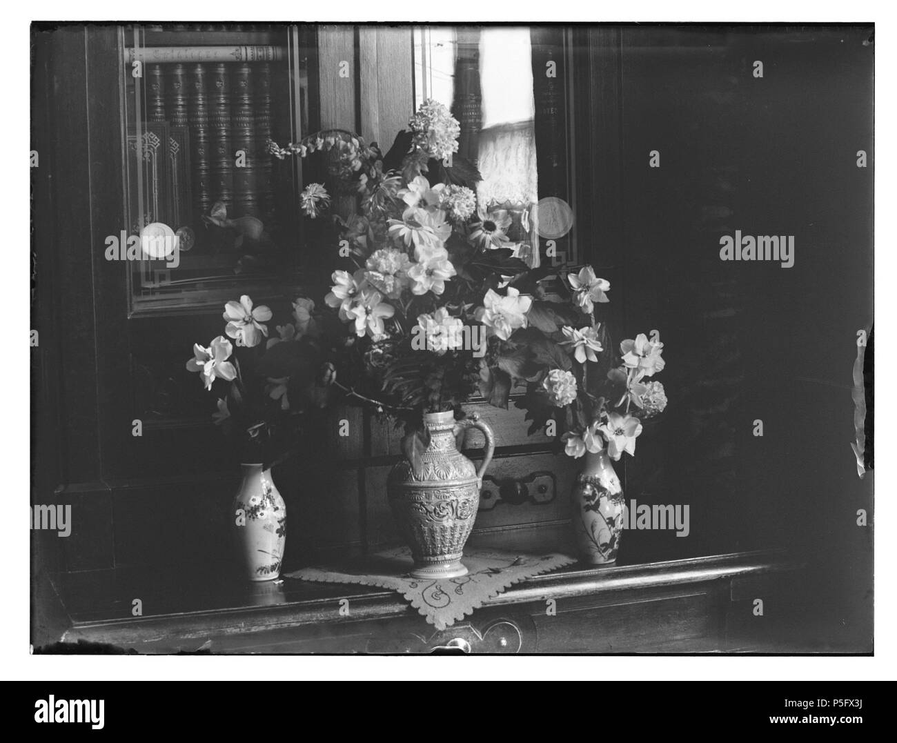 N/A. Nederlands: Beschrijving Dieren en planten Bouquetten. Verjaardag Cato. Documenttype foto Vervaardiger Olie'', Jacob (1834-1905) Collectie Collectie Giacobbe Olie Jbz. 8 Datering juni 1899 Inventarissen http://stadsarchief.amsterdam.nl/archief/10019 Afbeeldingsbestand 010019001227 generato con Dememorixer . 8 Giugno 1899. Giacobbe Olie (1834-1905) nomi alternativi Giacobbe Olie Jbz. Giacobbe Olie Jbzn. Descrizione fotografo olandese Data di nascita e morte 19 Ottobre 1834 25 aprile 1905 Luogo di nascita e morte Amsterdam Amsterdam periodo di lavoro lavoro 1847-1905 posizione Amsterdam (1847-1905) Foto Stock