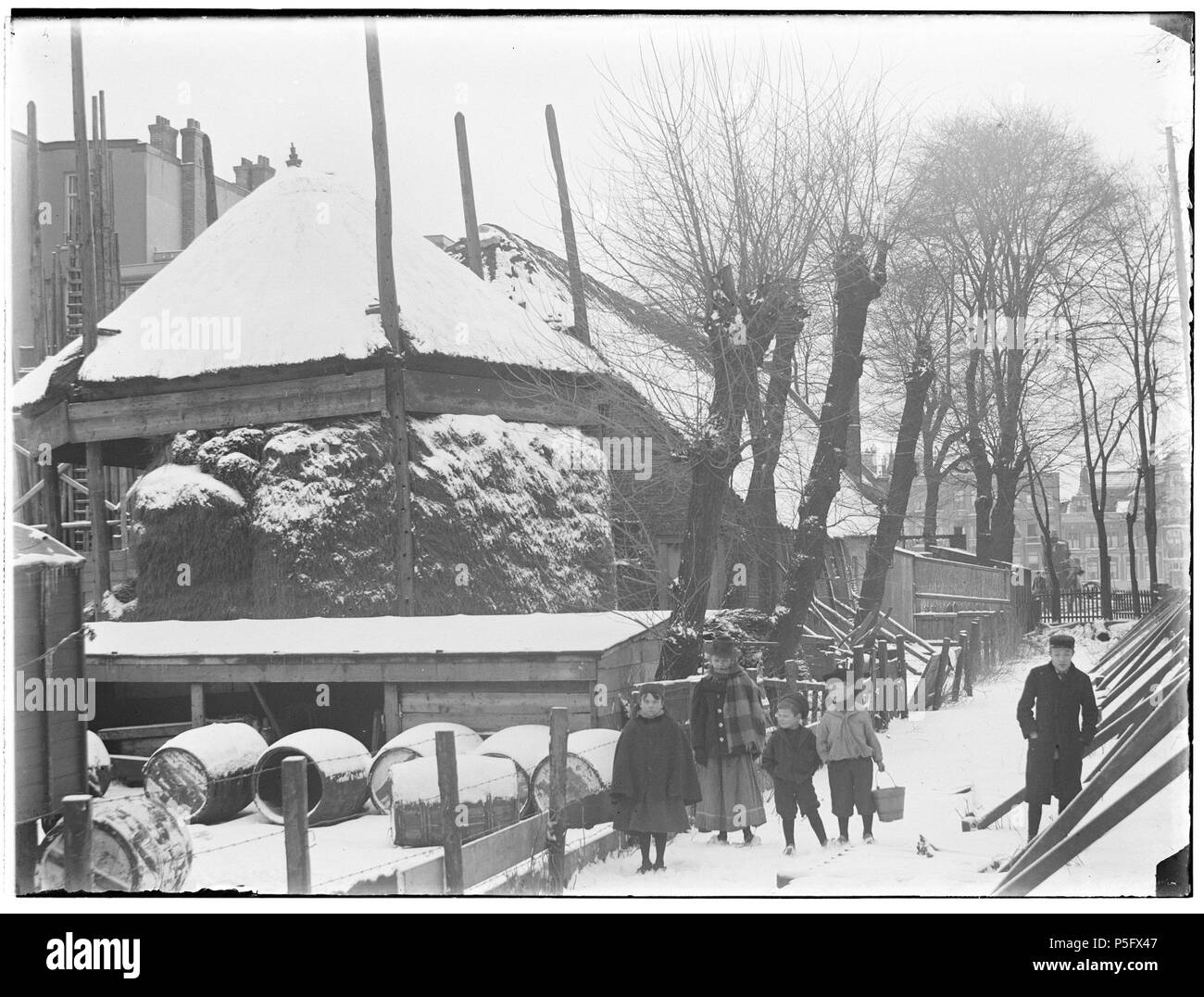 N/A. Nederlands: Beschrijving Amsteldijk Omgeving Watertoren'', gezien naar Weesperzijde. Sneeuwlandschap. Documenttype foto Vervaardiger Olie'', Jacob (1834-1905) Collectie Collectie Giacobbe Olie Jbz. Datering februari 1900 Geografische naam Amsteldijk Inventarissen http://stadsarchief.amsterdam.nl/archief/10019 Afbeeldingsbestand 010019001277 generato con Dememorixer . Febbraio 1900. Giacobbe Olie (1834-1905) nomi alternativi Giacobbe Olie Jbz. Giacobbe Olie Jbzn. Descrizione fotografo olandese Data di nascita e morte 19 Ottobre 1834 25 aprile 1905 Luogo di nascita e morte Amste Amsterdam Foto Stock