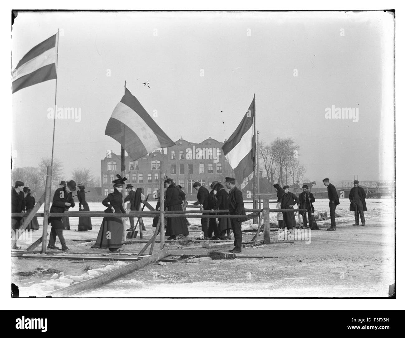 N/A. Nederlands: Beschrijving IJspret Amstel. Gezien in noordelijke richting naar de Weesperzijde nr. 175 t/m 180 (v.l.n.r.) en brug Omval. Documenttype foto Vervaardiger Olie'', Jacob (1834-1905) Collectie Collectie Giacobbe Olie Jbz. Datering 16 januari 1901 Geografische naam Amstel Inventarissen http://stadsarchief.amsterdam.nl/archief/10019 Afbeeldingsbestand 010019001325 generato con Dememorixer . Il 16 gennaio 1901. Giacobbe Olie (1834-1905) nomi alternativi Giacobbe Olie Jbz. Giacobbe Olie Jbzn. Descrizione fotografo olandese Data di nascita e morte 19 Ottobre 1834 25 aprile 1905 Locat Foto Stock