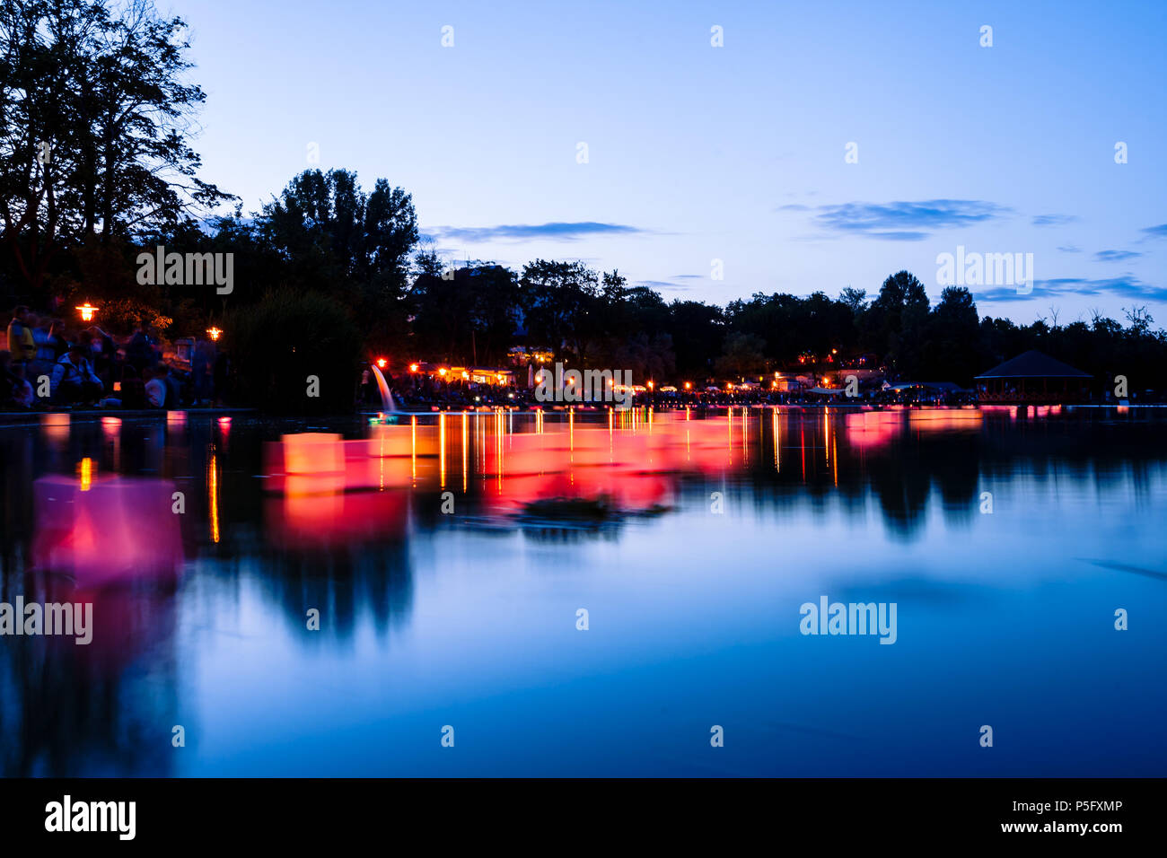 Desidero lanterne riflessioni con le candele accese sul lago a notte d'estate. I tempi di esposizione lunghi Foto Stock