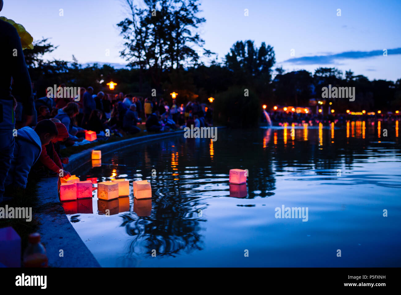 Gyömrő, Ungheria - 23 Jun 2018: persone si intendono le lanterne con candele accese sul lago sulla notte d'estate. Foto Stock