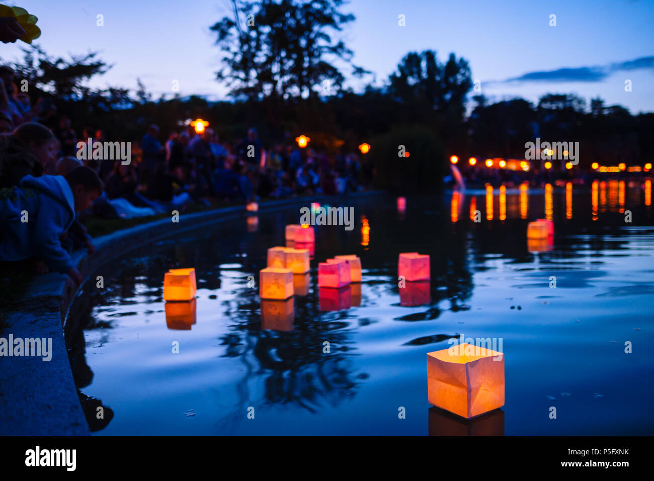Gyömrő, Ungheria - 23 Jun 2018: persone si intendono le lanterne con candele accese sul lago sulla notte d'estate. Foto Stock