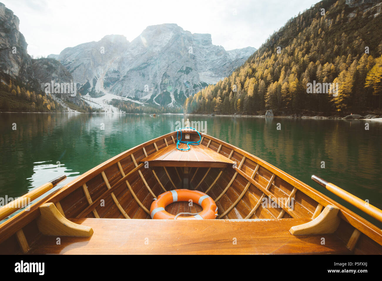 Bellissima vista del legno tradizionale barca a remi su SCENIC Lago di Braies nelle Dolomiti in scenic. La luce del mattino al sorgere del sole, Alto Adige, Italia Foto Stock