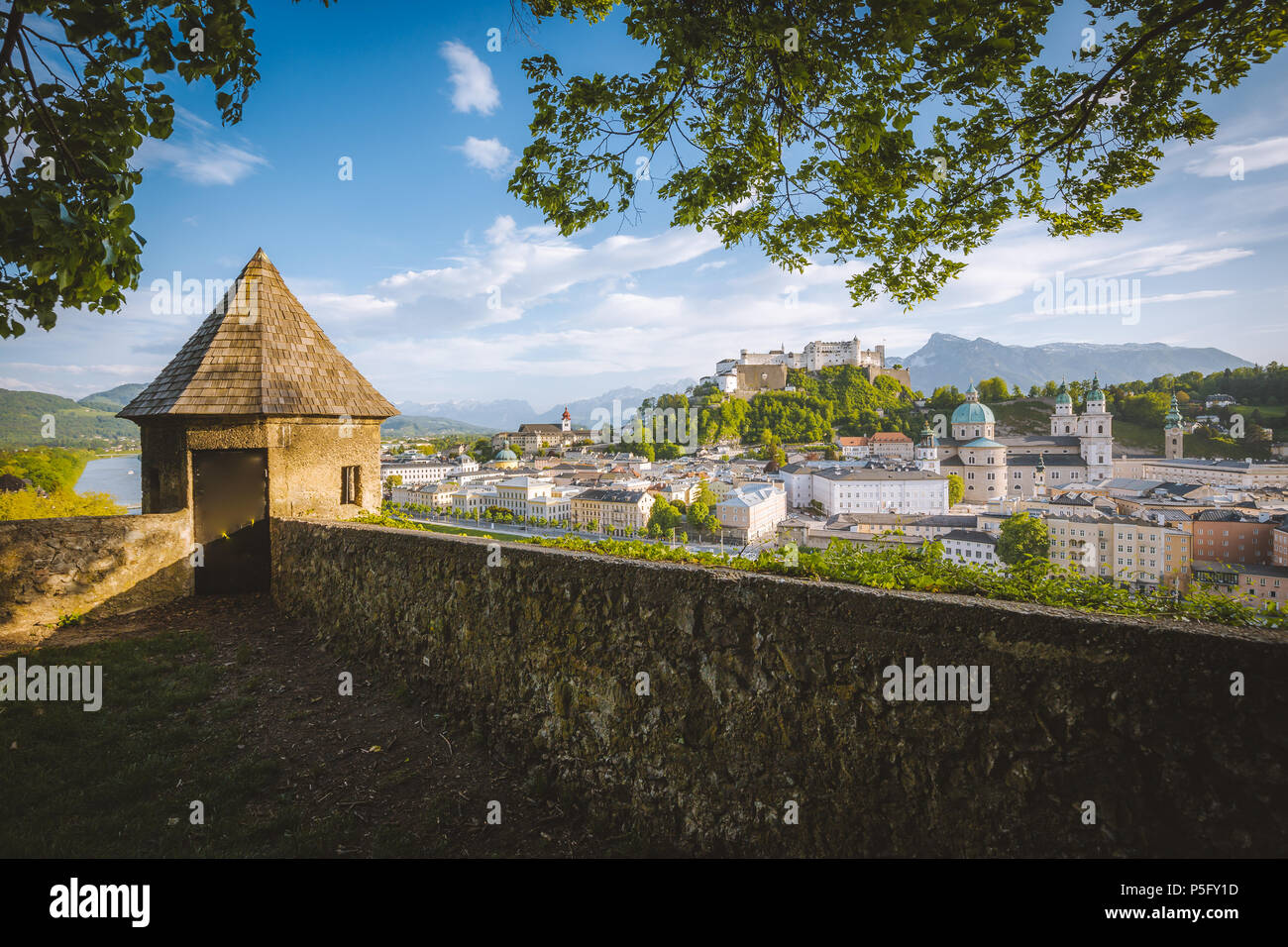 Classic vista panoramica della città vecchia di Salisburgo, un sito Patrimonio Mondiale dell'UNESCO dal 1997, in una bella giornata di sole con cielo blu in estate, Austria Foto Stock