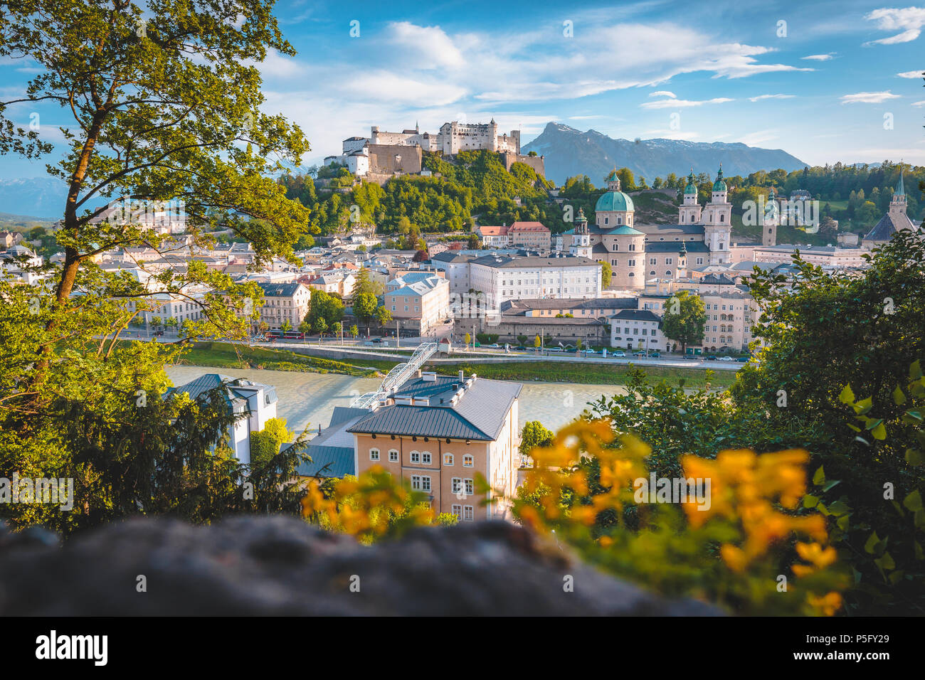Classic vista panoramica della città vecchia di Salisburgo, un sito Patrimonio Mondiale dell'UNESCO, in una giornata di sole con cielo blu al tramonto in estate, Austria, Europa Foto Stock
