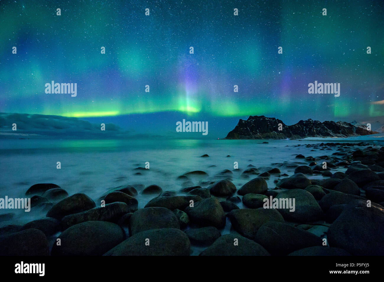 Incredibile Aurora Boreale ballare sulla famosa spiaggia di Uttakleiv durante una fredda notte artica sulle Isole Lofoten arcipelago in inverno, Norvegia e Scandinavia Foto Stock