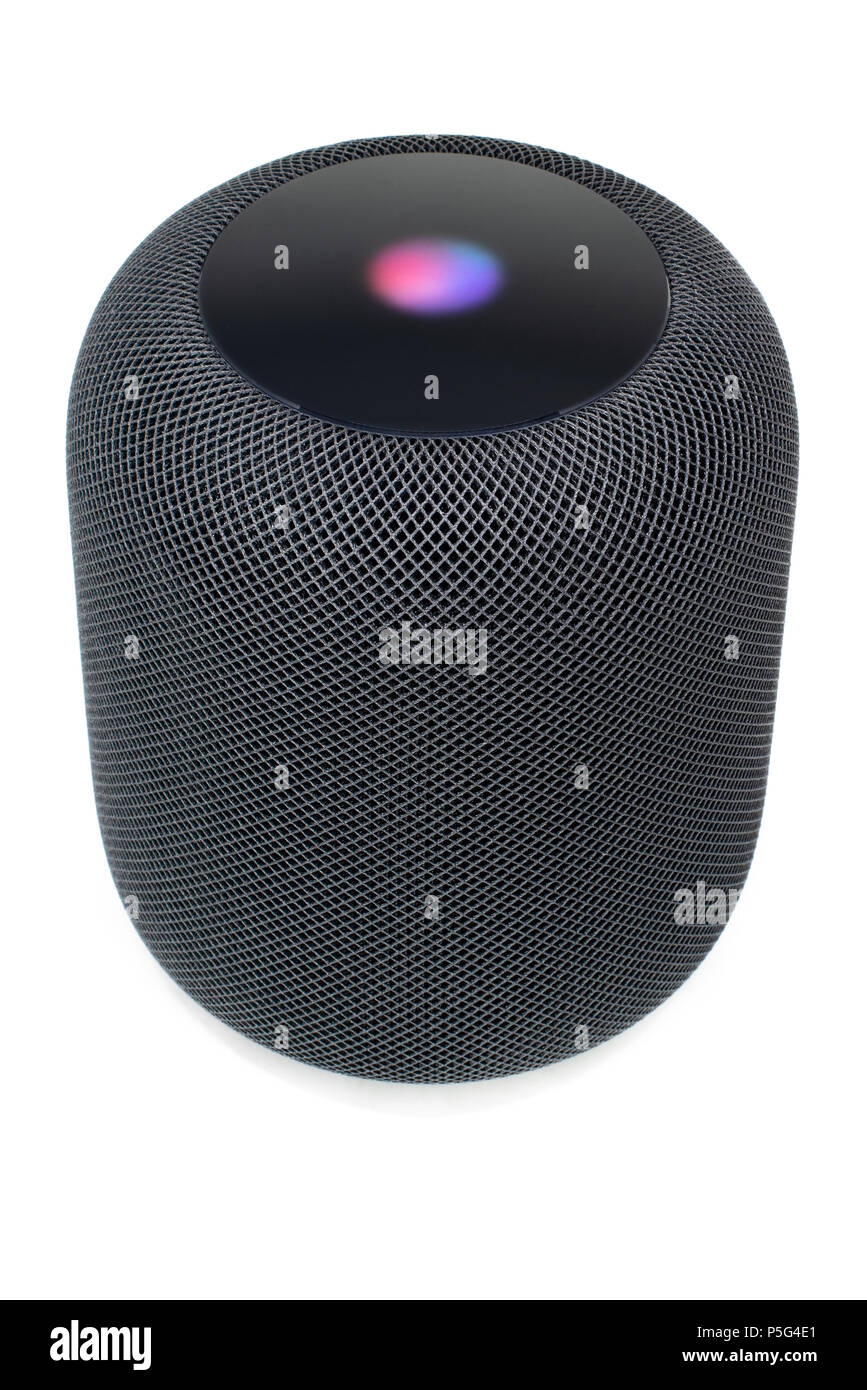 Novedrate, Germania - 26 Giugno 2018: utilizzando un Apple HomePod altoparlante su sfondo bianco - la smart speaker è il far reagire ad un ingresso vocale e la segnalazione Foto Stock