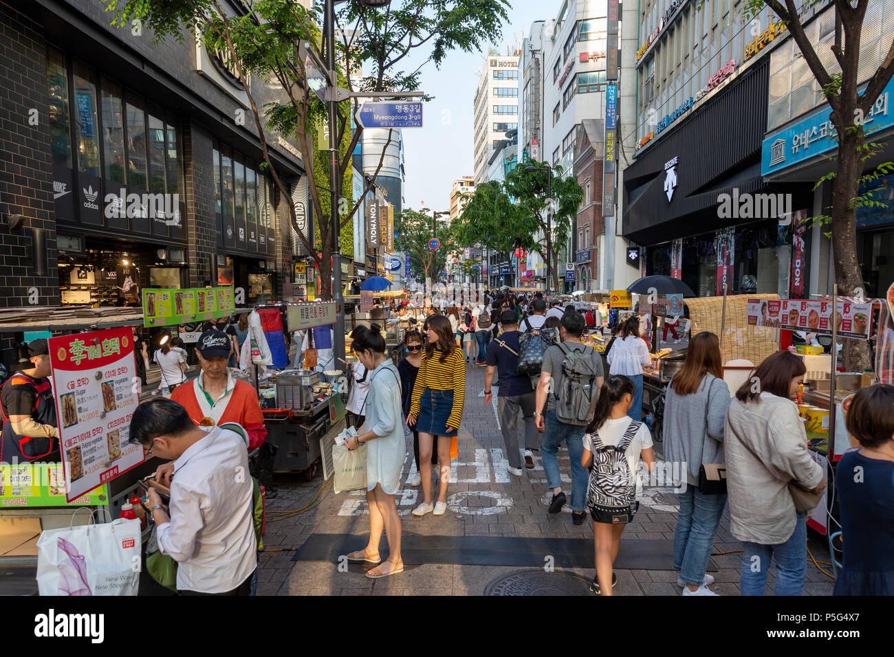 SEOUL, Corea del Sud - 28 Maggio 2018 : Myeong-Dong shopping street, il popolo coreano di acquisto e shopping presso chioschi Foto Stock