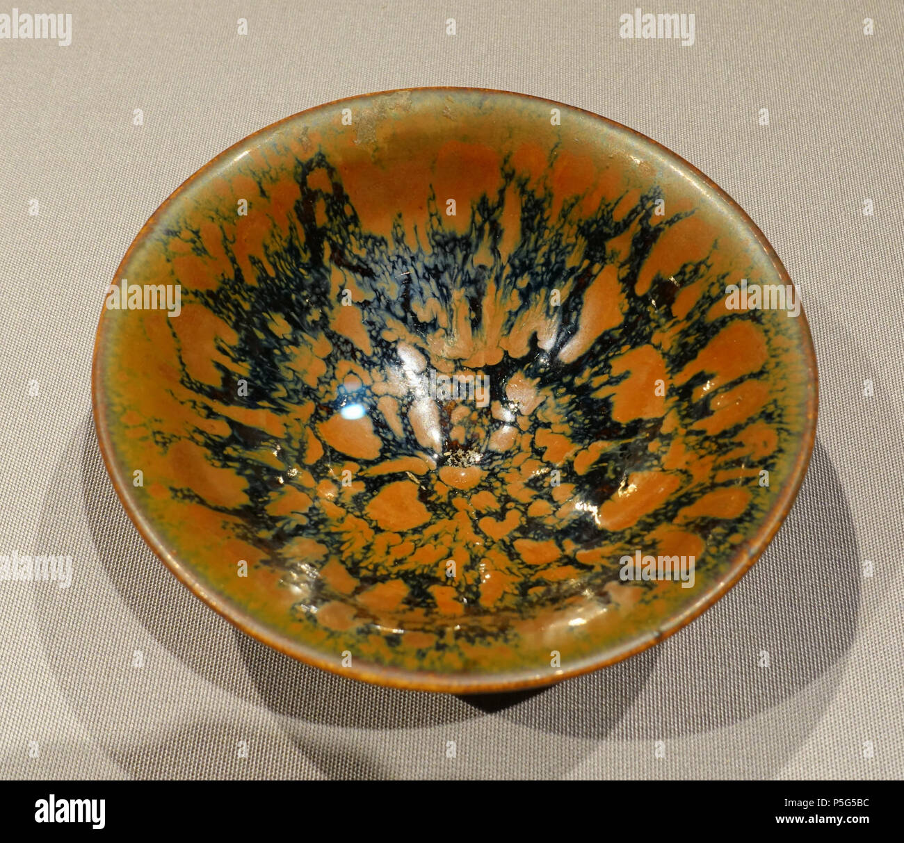 N/A. Inglese: presentano nel Museo Nazionale di Tokyo - Tokyo, Giappone. 1 agosto 2017, 21:57:29. Daderot 227 ciotola, Cina nord del brano a Jin dinastia, 1000s-1100s annuncio, ceramica, smalto nero con macchie marroni - Museo Nazionale di Tokyo - Tokyo, Giappone - DSC08418 Foto Stock