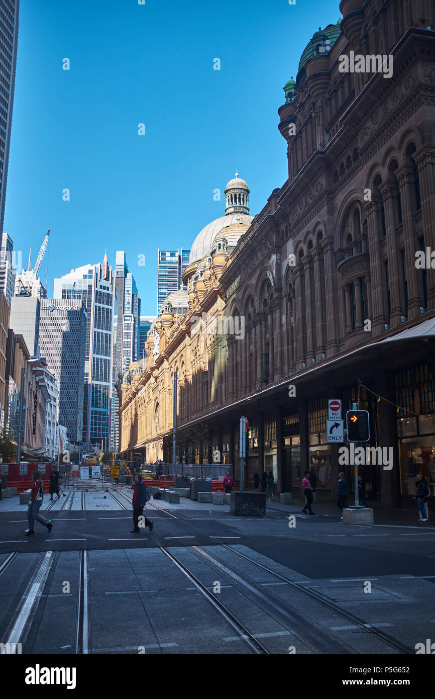 Una vista di George Street con il sole che splende sulla Queen Victoria Building e alti edifici di nuova parte di Sydney in background Foto Stock