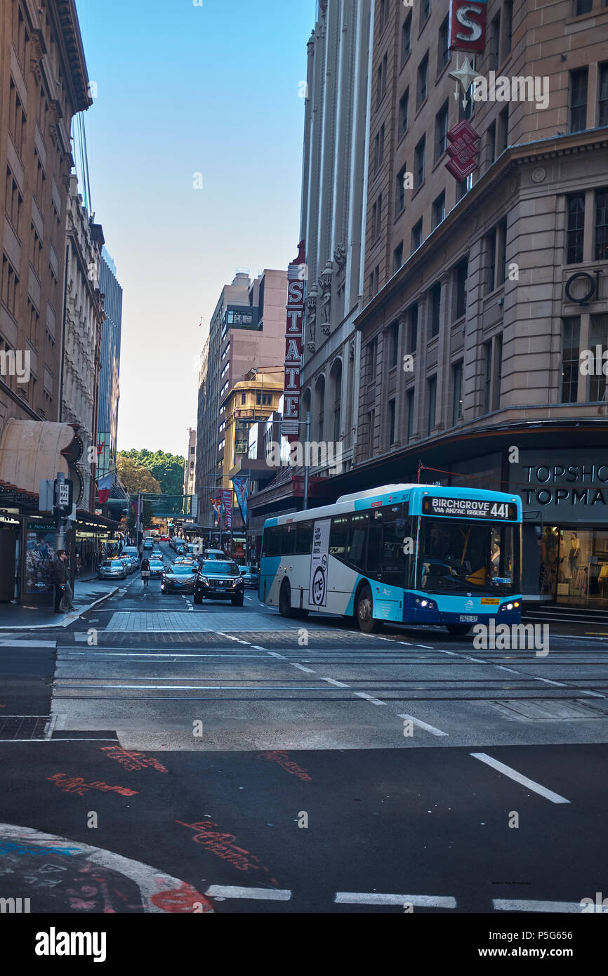 La mattina presto vista di Market Street a Sydney con un autobus e automobili che viaggiano attraverso la città di Sydney, Nuovo Galles del Sud, Australia Foto Stock