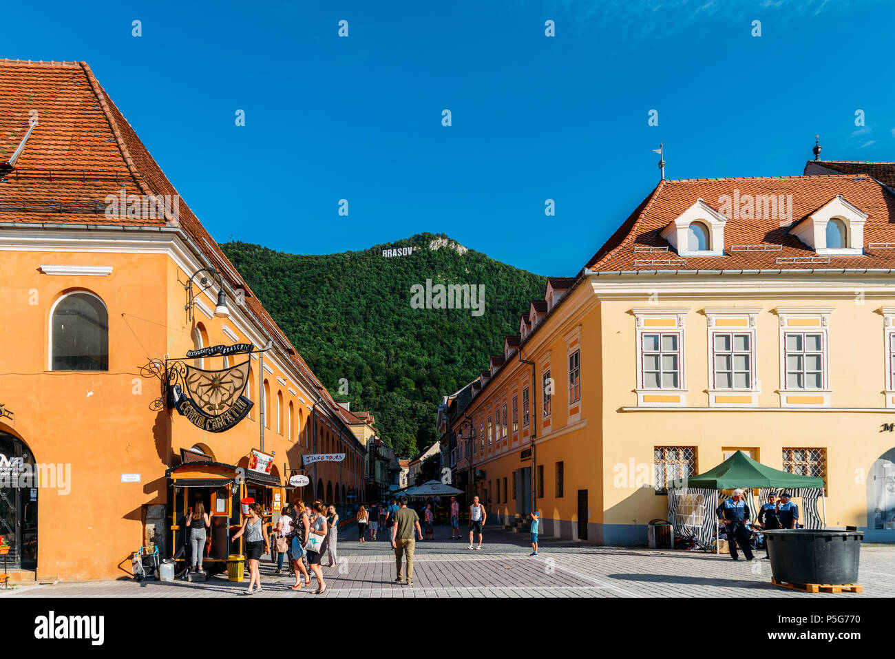 BRASOV, ROMANIA - Luglio 05, 2017: In Brasov Piazza del Consiglio (Piata Sfatului) si trova la Casa del Consiglio, la Città Vecchia e la Chiesa Nera Foto Stock