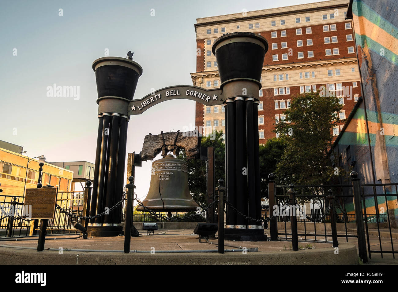 UTICA, NY, Stati Uniti d'America - 25 giugno 2018: Liberty Bell e parcheggio d'angolo in Utica, New York. Foto Stock