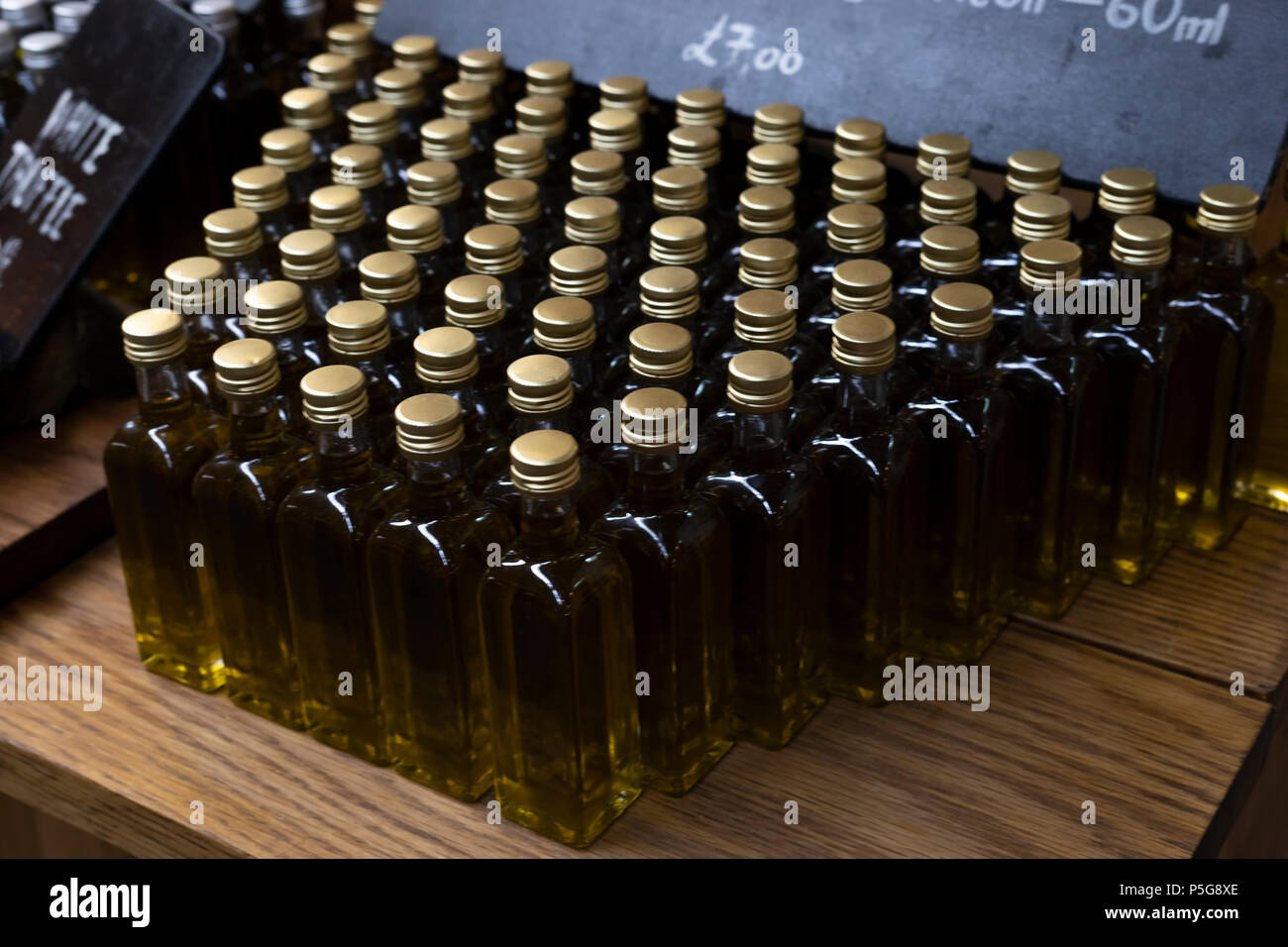 Strada del mercato display dell' olio d' oliva bottiglie. Foto Stock