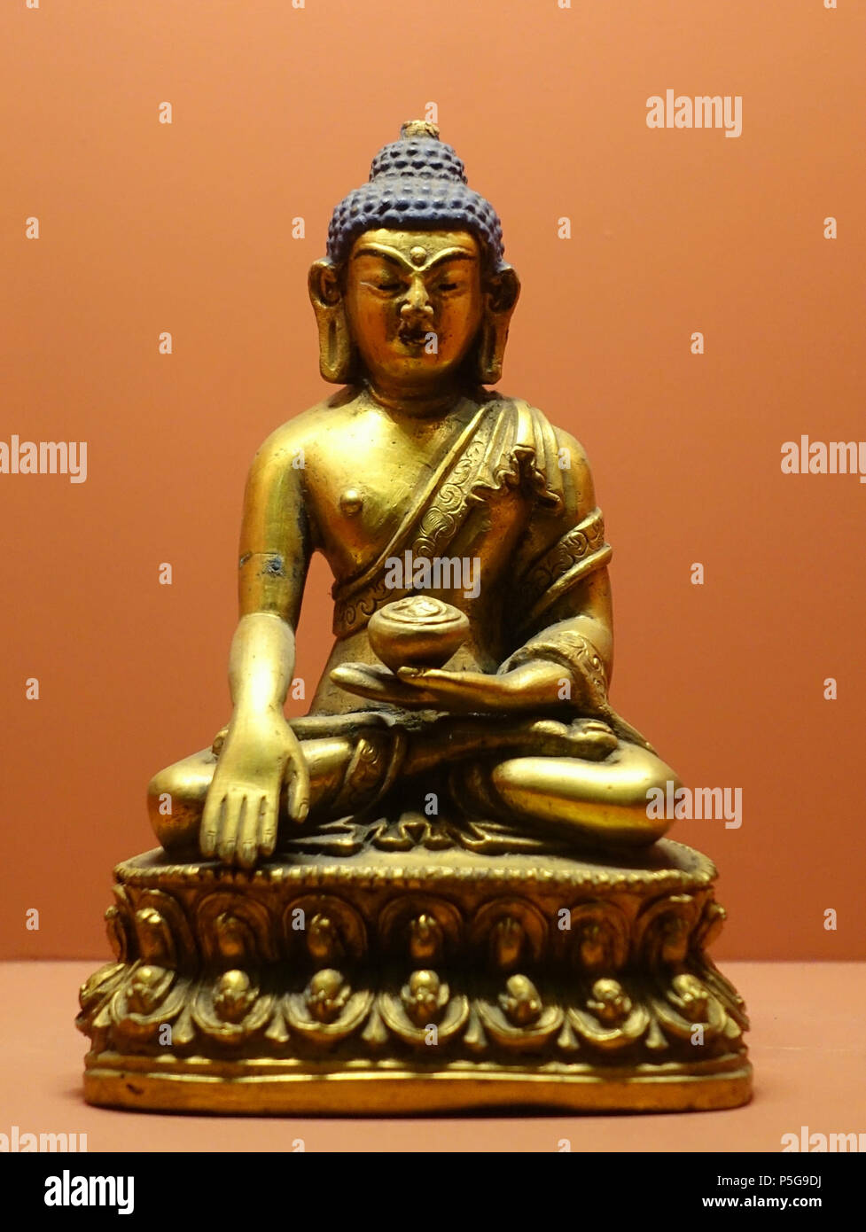 N/A. Inglese: presentano nel Sichuan Museo Provinciale (四川省博物院), conosciuta anche come il Museo del Sichuan, 251 Huanhua S Road, Chengdu Sichuan, in Cina. La fotografia è stata ammessa nel museo senza restrizione. Questo lavoro è abbastanza vecchio in modo che sia in . 24 settembre 2015, 02:09:57. Daderot 248 Buddha, il Tibet non datato, rame dorato - Sichuan Museo Provinciale - Chengdu, Cina - DSC04313 Foto Stock