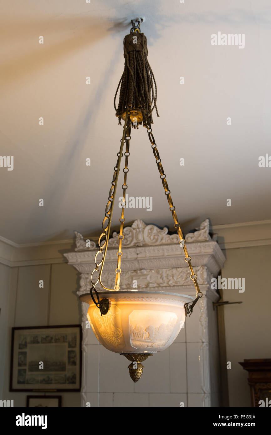 . Nota: per scopi documentali la descrizione originale è stato conservato. Correzioni fattuali e descrizioni alternative sono incoraggiati separatamente dalla descrizione originale. Ampel ho husan Annas rum Nyckelord: Lju, Lampa, Ampel. Ampel . Svenska: AMPEL porslin Av och mässing. Bestående av en nästan halvsfärisk porslinsskål med utsvängd brädd över en grund käl. Ho bottens mitt en kupig bladrosett samt en kottformig hängknopp (rosett och knopp förgyllda). Skålen hängande i tre långa kedjor mässing av. Ampeln hängande i en kedja av 8-formiga platta länkar, kedjorna utanpå en stor tofs av Foto Stock