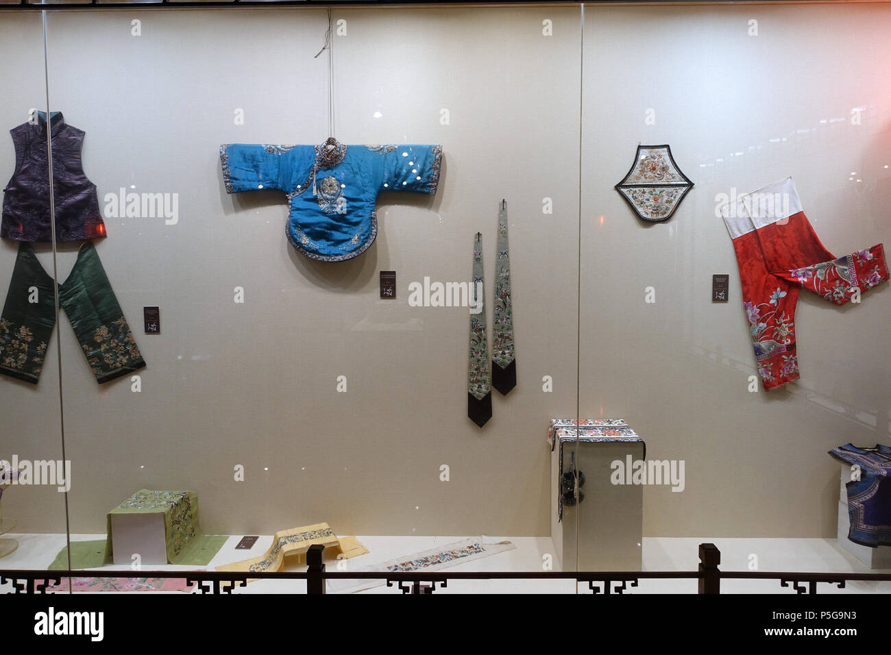 N/A. Inglese: esporre in Sichuan University Museum (四川大学博物馆) - Chengdu Sichuan, in Cina. La fotografia è stata ammessa nel museo senza restrizione. Questo lavoro è abbastanza vecchio in modo che sia in . 26 settembre 2015, 02:30:47. Daderot 354 presentano abbigliamento - Università di Sichuan Museum - Chengdu, Cina - DSC06267 Foto Stock