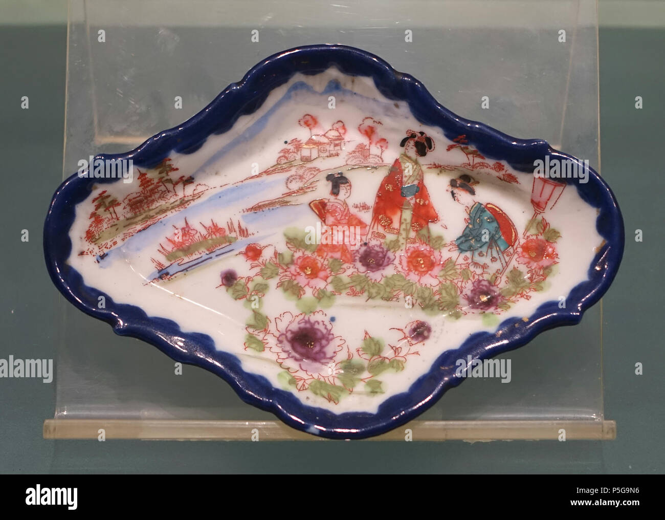 N/A. Inglese: esporre in Sichuan University Museum (四川大学博物馆) - Chengdu Sichuan, in Cina. La fotografia è stata ammessa nel museo senza restrizione. Questo lavoro è abbastanza vecchio in modo che sia in . 26 settembre 2015, 02:38:37. Daderot 457 piatto, Giappone, ceramica - Università di Sichuan Museum - Chengdu, Cina - DSC06277 Foto Stock