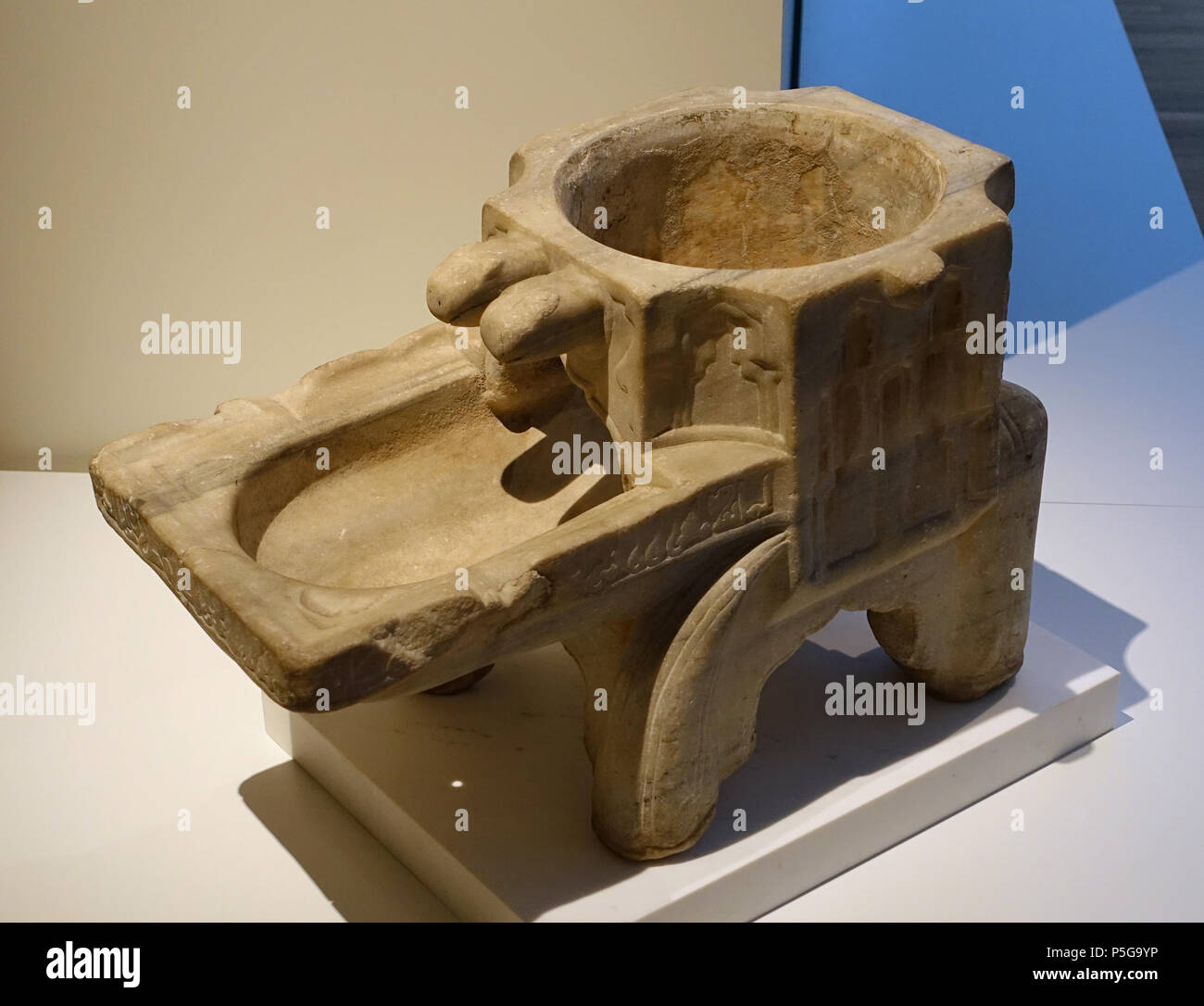 N/A. Inglese: presentano nel Museo Aga Khan - Toronto, Canada. Questo lavoro è abbastanza vecchio in modo che sia in . La fotografia è stata ammessa nel museo senza restrizione. 6 ottobre 2015, 11:37:12. Daderot 175 Lavabo - Museo Aga Khan - Toronto, Canada - DSC06319 Foto Stock