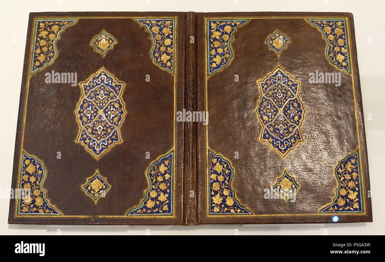 N/A. Inglese: presentano nel Museo Aga Khan - Toronto, Canada. Questo lavoro è abbastanza vecchio in modo che sia in . La fotografia è stata ammessa nel museo senza restrizione. 6 ottobre 2015, 12:52:16. Daderot 221 Rilegatura libro, Iran, xix secolo D.C., pelle, carta, colore oro - Museo Aga Khan - Toronto, Canada - DSC07037 Foto Stock