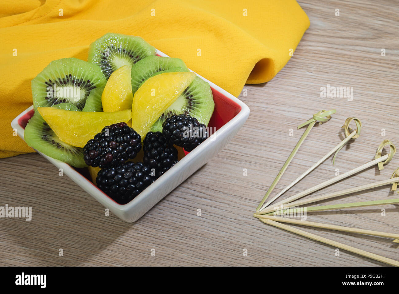 Assortimento di frutta con kiwi, pesche e lampone Foto Stock