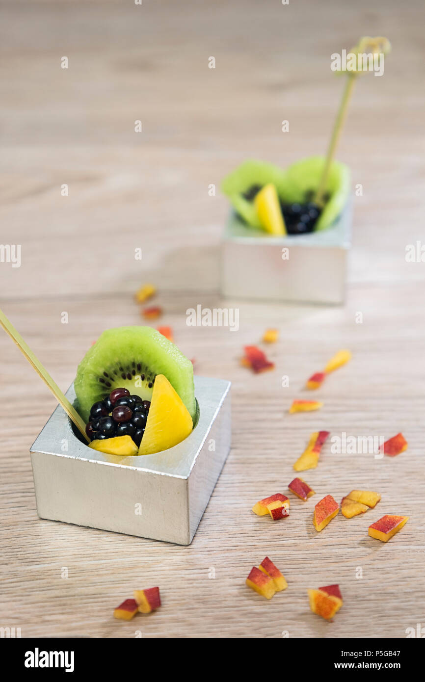 Assortimento di frutta con kiwi, pesche e lampone Foto Stock