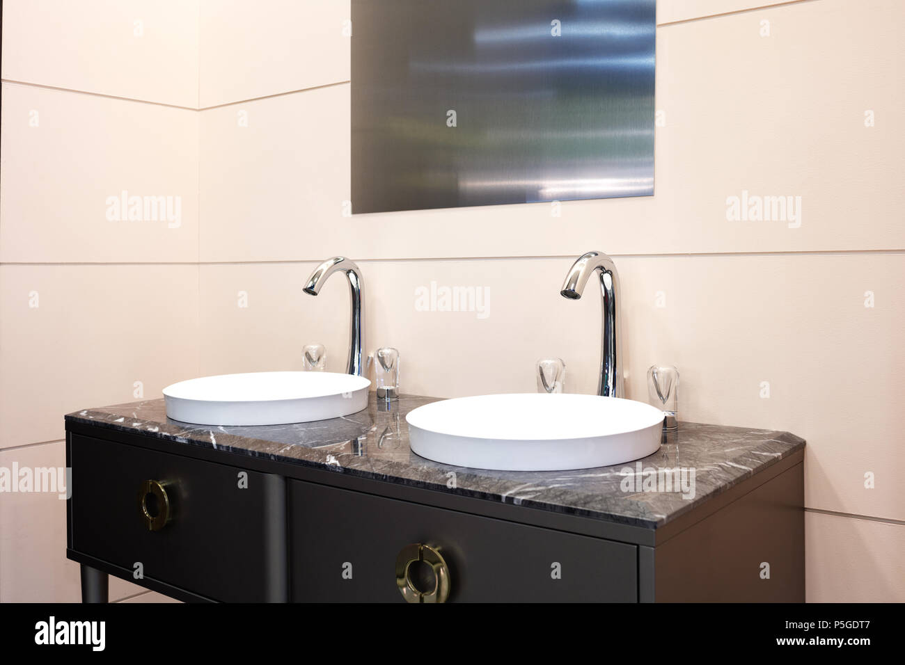 Bagno moderno interno con due lavello e rubinetto Foto Stock