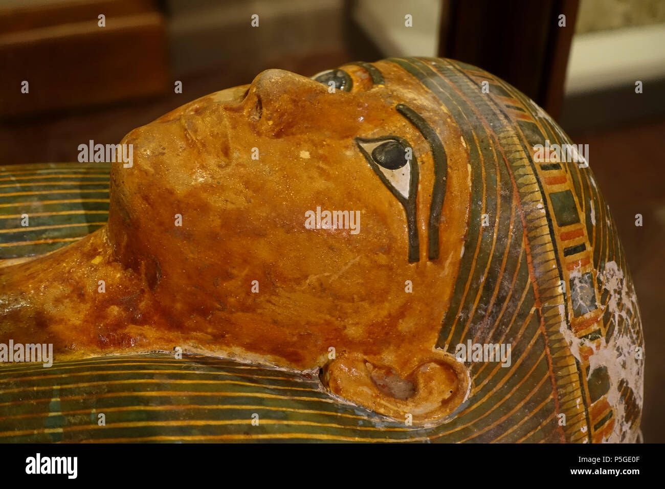 N/A. Inglese: mostra a Harvard Museo semitica, Harvard University - Cambridge, Massachusetts, STATI UNITI D'AMERICA. Questo lavoro è abbastanza vecchio in modo che sia in . 3 aprile 2016, 14:17:44. Daderot 364 bara di Padimut, Egitto, Tebe, Deir el-Bahari, Dynasty 22, 945-712 A.C. lino dipinto e gesso, dettaglio - Harvard semita Museum - Cambridge - DSC06212 Foto Stock