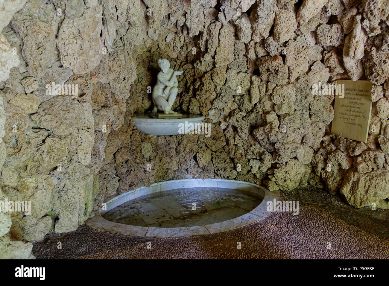 N/A. Inglese: accovacciato Venus - Grotta, Stowe - Buckinghamshire, Inghilterra. 7 giugno 2016, 10:01:21. Daderot 392 accovacciato Venus - Grotta, Stowe - Buckinghamshire, Inghilterra - DSC07325 Foto Stock