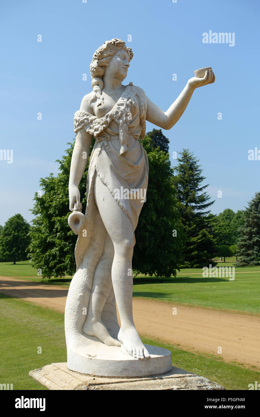 N/A. Inglese: Statua in Wrest Park - Bedfordshire, Inghilterra. 9 giugno 2016, 08:32:17. Daderot 160 Bacchante, metà ottocento, marmo - Wrest Park - Bedfordshire, Inghilterra - DSC08272 Foto Stock