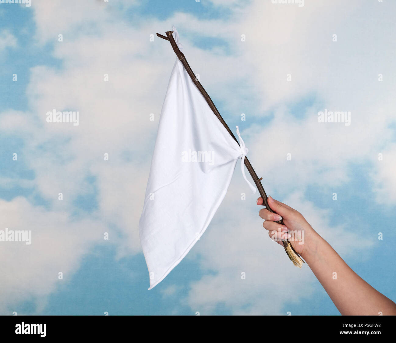 Nuvole e femmina agitando a mano con una bandiera bianca per arrendersi Foto Stock