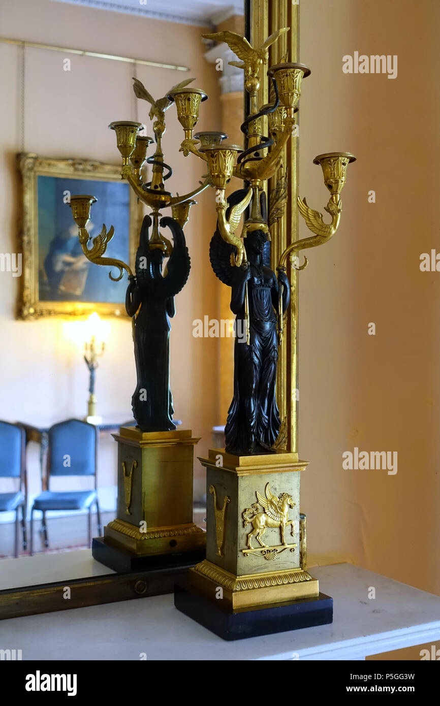 N/A. Inglese: Oggetto sul display in Shugborough Hall - Staffordshire, Inghilterra. 13 giugno 2016, 06:24:32. Daderot 267 candelabri, bronzo e ormolu - Shugborough Hall - Staffordshire, Inghilterra - DSC00064 Foto Stock