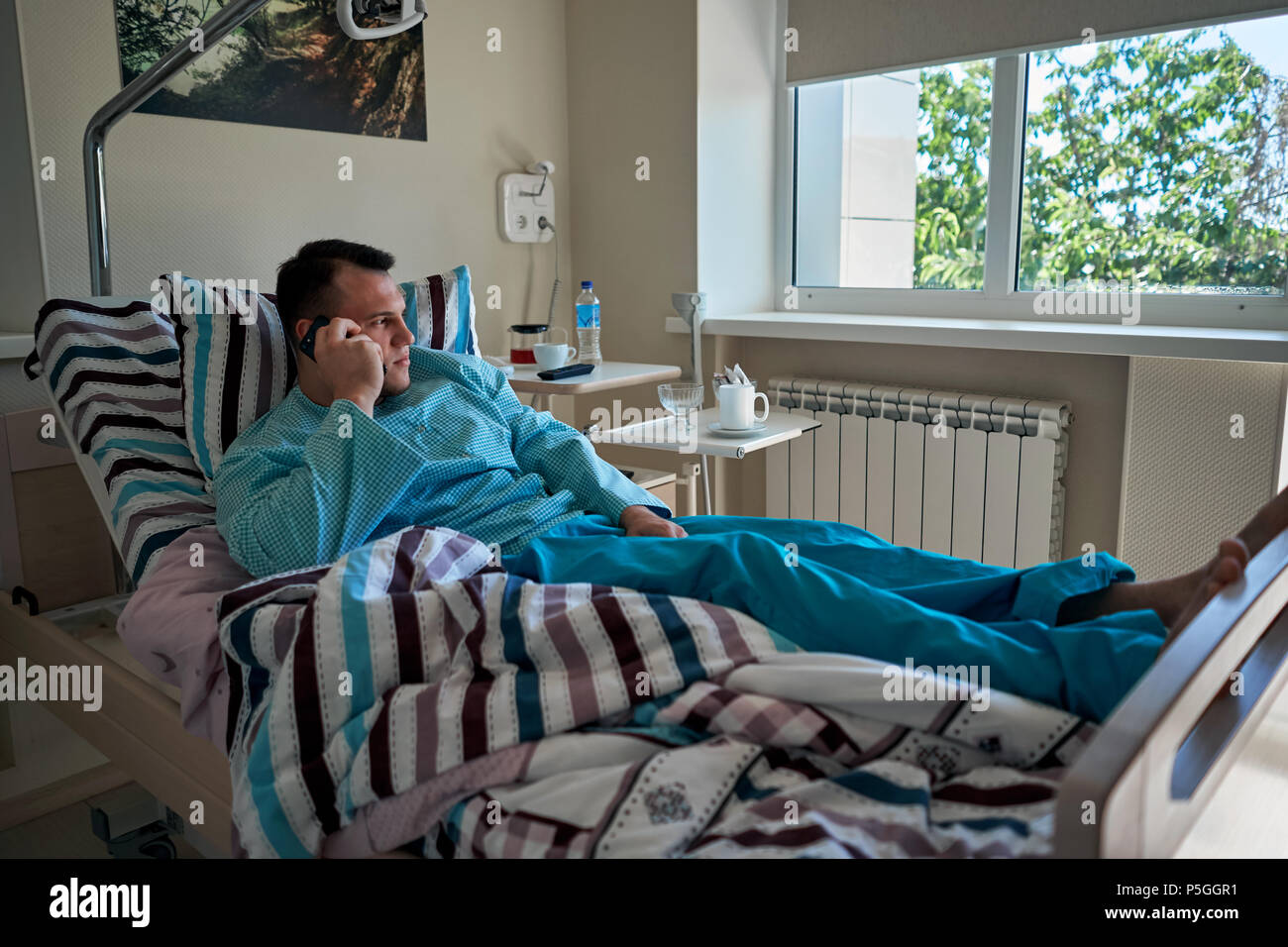 Uomo in pigiama in una stanza di ospedale Foto stock - Alamy