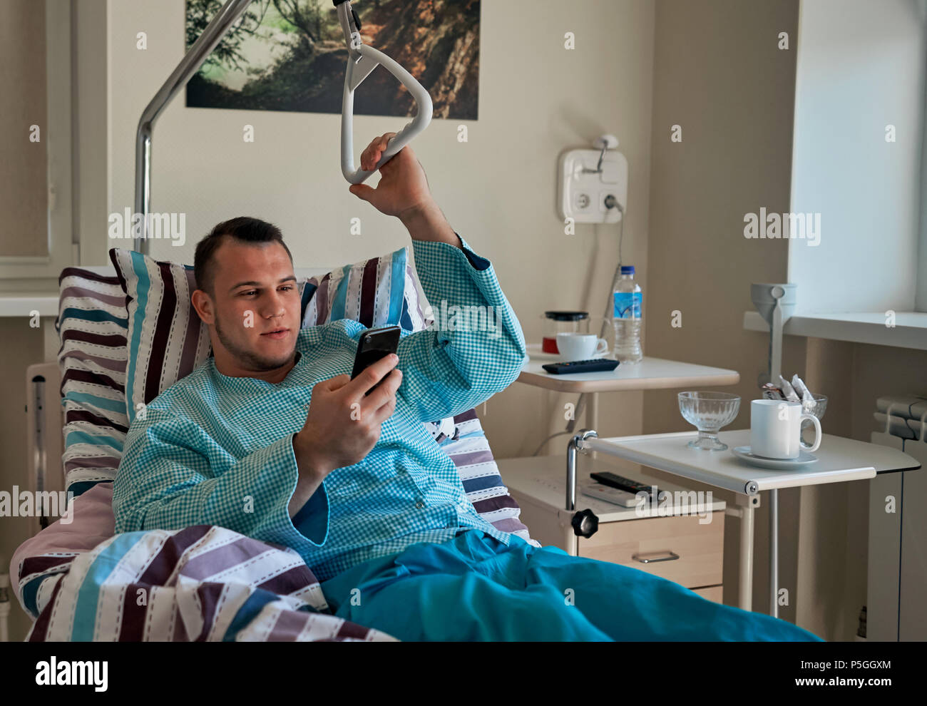Uomo in pigiama in una stanza di ospedale Foto stock - Alamy