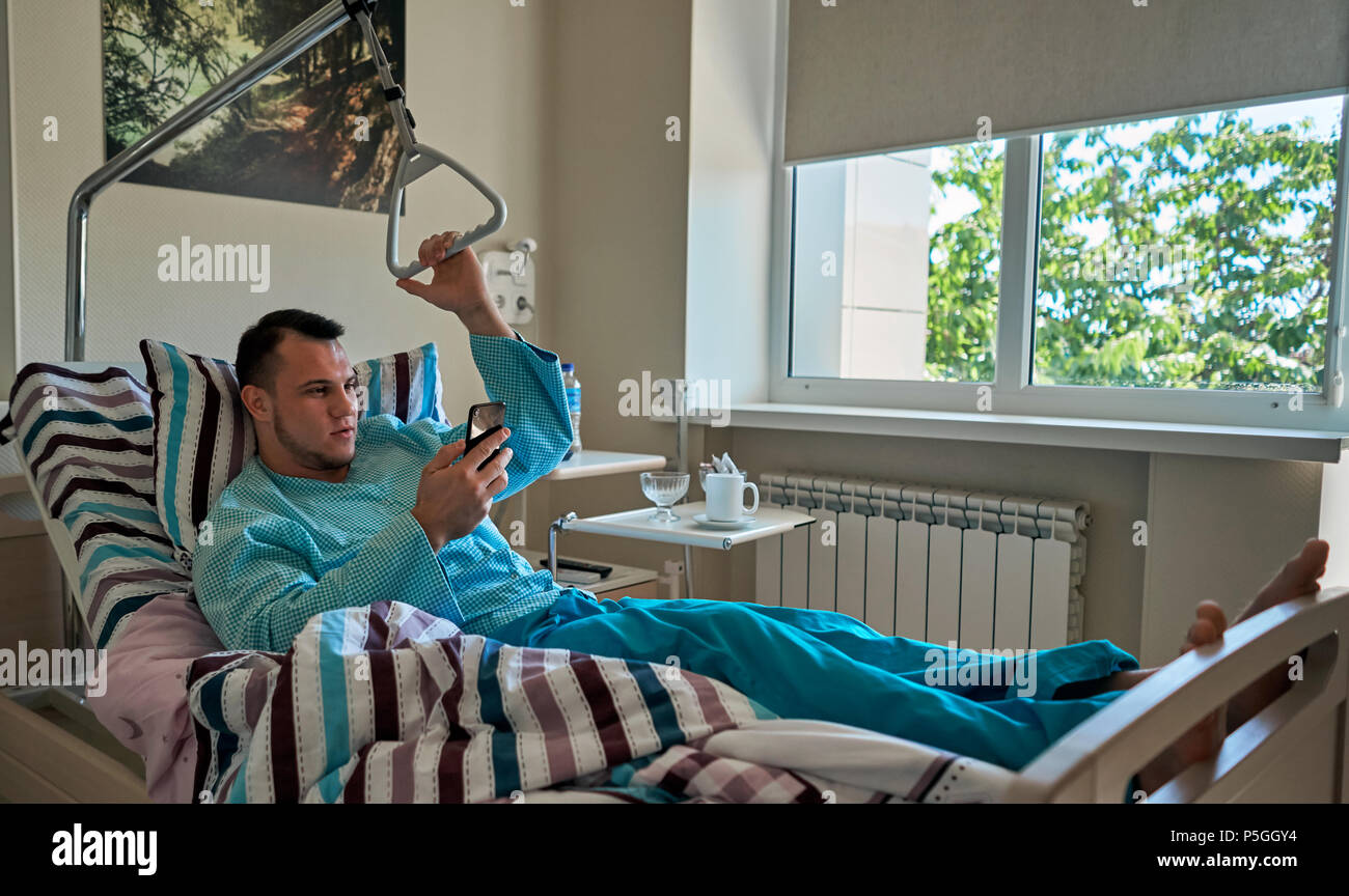 Uomo in pigiama in una stanza di ospedale Foto stock - Alamy