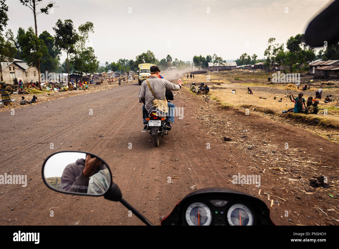 Giornalisti in viaggio in moto taxi nel nord Kivu, nella Repubblica democratica del Congo Foto Stock