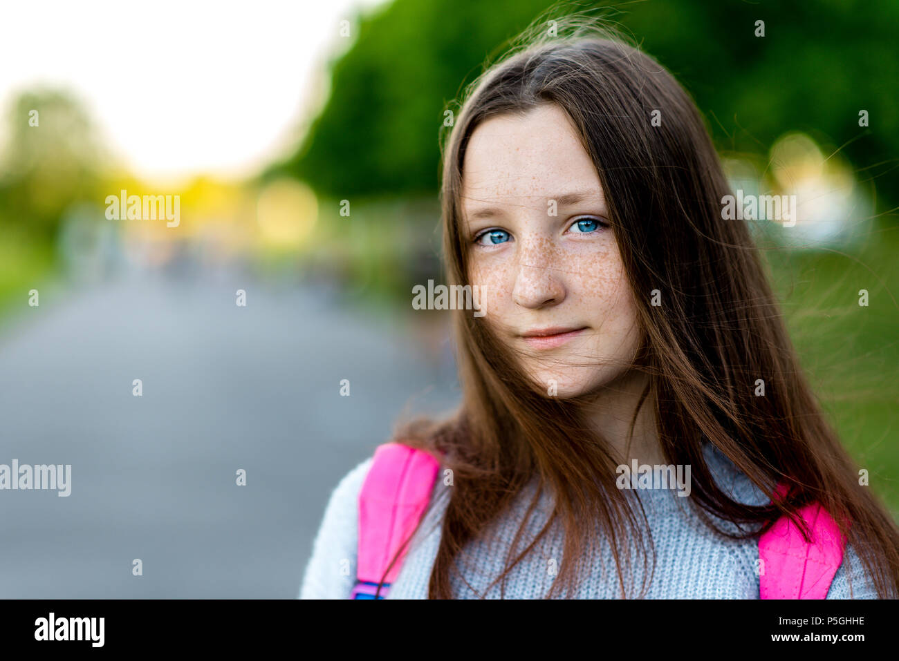 Close-up verticale di un schoolgirl ragazza. Spazio libero per il testo. Capelli belli con gli occhi blu. Il concetto di fiducia di comprensione. Emozioni di happine Foto Stock