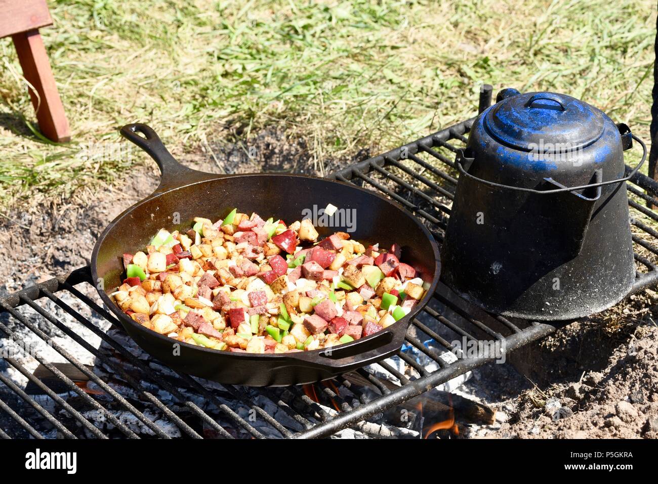 Padella per friggere salsicce, peperoni, patate e cipolle su un fuoco di  legno al di fuori alla sanguinosa Lago Rendezvous, Wisconsin, STATI UNITI  D'AMERICA Foto stock - Alamy