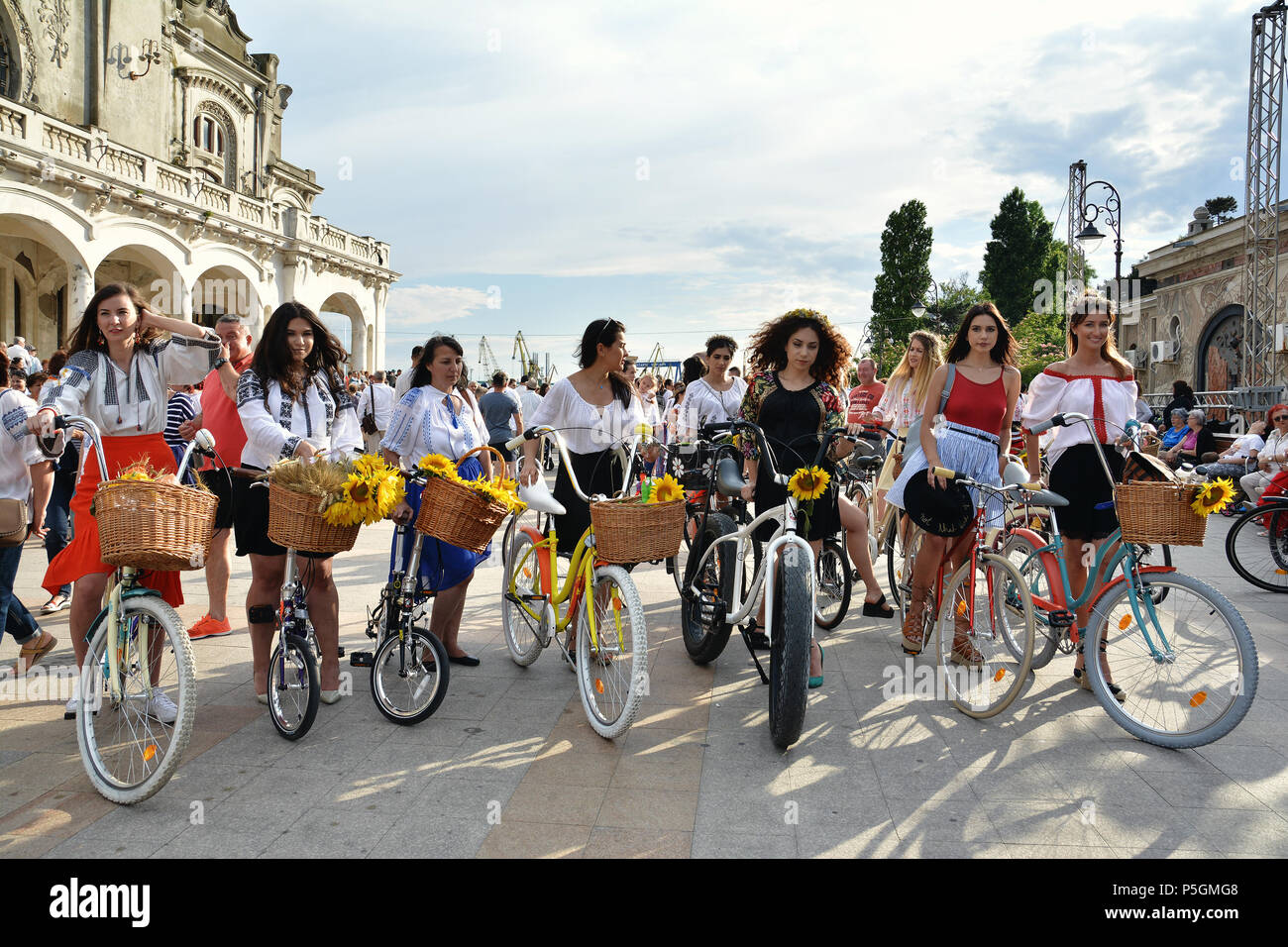 "Ziua isti ' - Giornata internazionale del rumeno camicetta ,tradizionale celebrazione sulla riva del Mar Nero in Constanta, Romania. Foto Stock