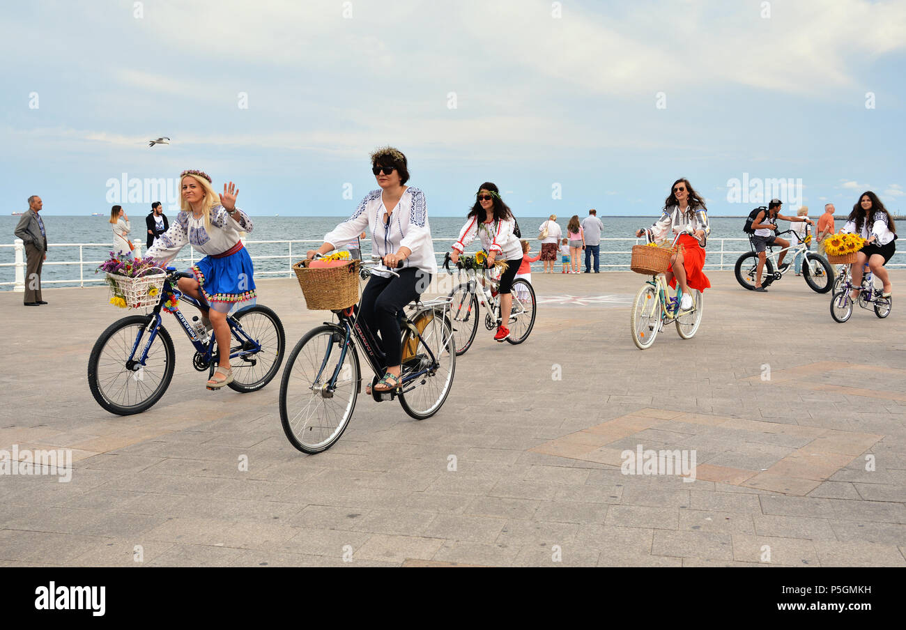 "Ziua isti ' - Giornata internazionale del rumeno camicetta ,tradizionale celebrazione sulla riva del Mar Nero in Constanta, Romania. Foto Stock