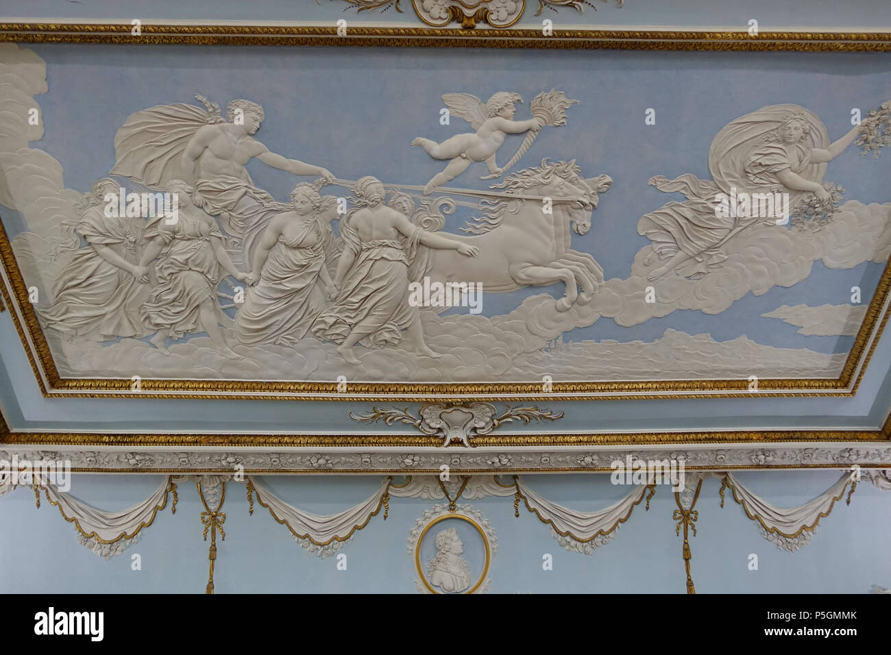 N/A. Inglese: vista interna di Shugborough Hall - Staffordshire, Inghilterra. 13 giugno 2016, 08:14:08. Daderot 455 sala da pranzo soffitto decorazione di Francesco Vassalli dopo di Guido Reni "Apollo e le ore', c. 1724-1763, gesso - Shugborough Hall - Staffordshire, Inghilterra - DSC00315 Foto Stock