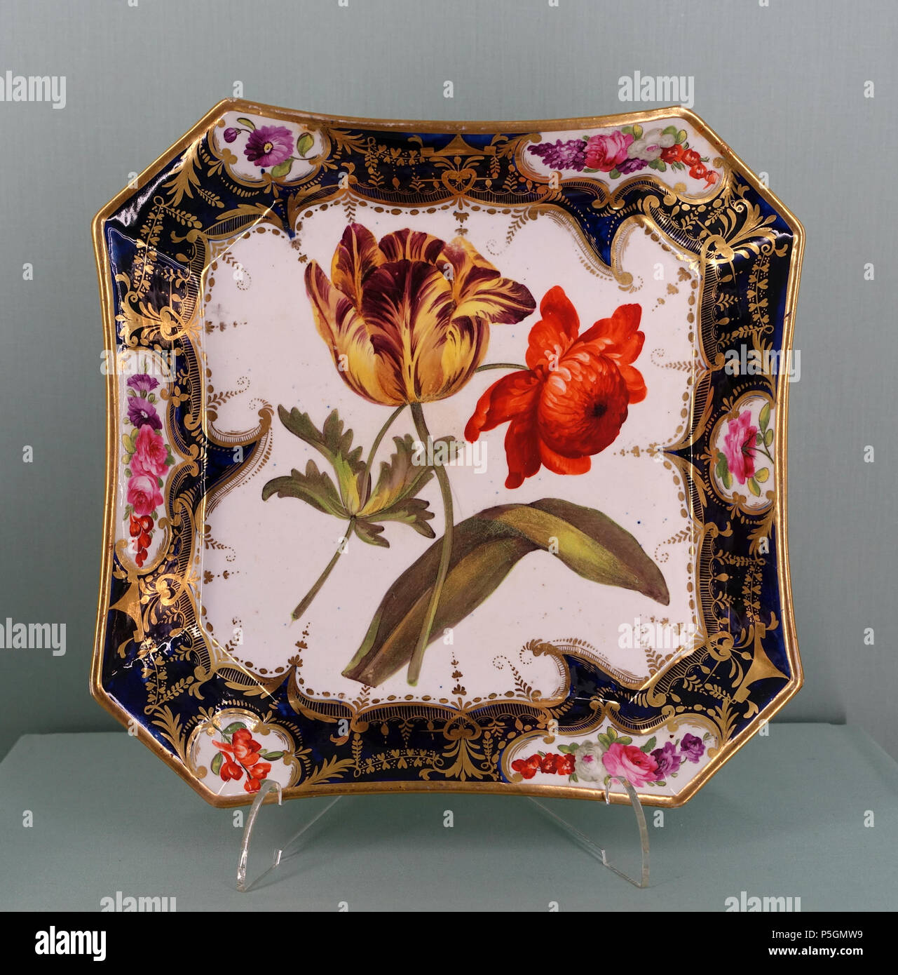 N/A. Inglese: servizio da dessert, Coalport manifattura di porcellana, probabilmente 1.830 s-1840s - Harewood House - West Yorkshire, Inghilterra. 16 giugno 2016, 06:53:47. Daderot 440 servizio Dessert, Coalport manifattura di porcellana, probabilmente 1.830 s-1840s - Harewood House - West Yorkshire, Inghilterra - DSC01619 Foto Stock