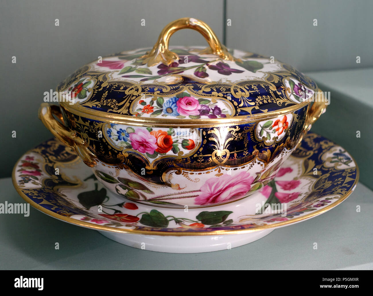 N/A. Inglese: servizio da dessert, Coalport manifattura di porcellana, probabilmente 1.830 s-1840s - Harewood House - West Yorkshire, Inghilterra. 16 giugno 2016, 06:54:47. Daderot 440 servizio Dessert, Coalport manifattura di porcellana, probabilmente 1.830 s-1840s - Harewood House - West Yorkshire, Inghilterra - DSC01633 Foto Stock N/A. Inglese: servizio da dessert, Coalport manifattura di porcellana, probabilmente 1.830 s-1840s - Harewood House - West Yorkshire, Inghilterra. 16 giugno 2016, 06:54:47. Daderot 440 servizio Dessert, Coalport manifattura di porcellana, probabilmente 1.830 s-1840s - Harewood House - West Yorkshire, Inghilterra - DSC01633 Foto Stock